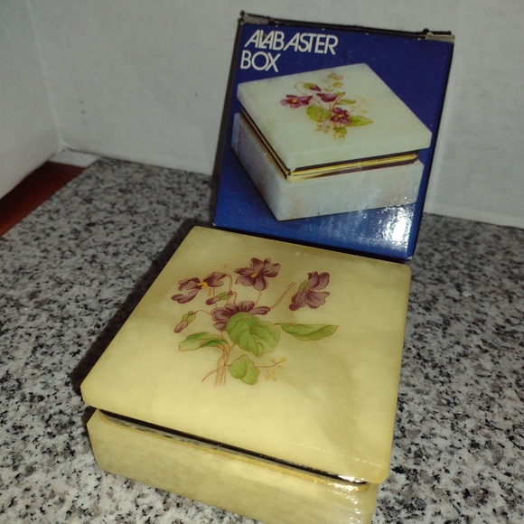 Genuine Alabaster VIOLETS Square Shape Trinket Box. Made in Italy Vntg. 80s NEW. - Picture 6 of 8